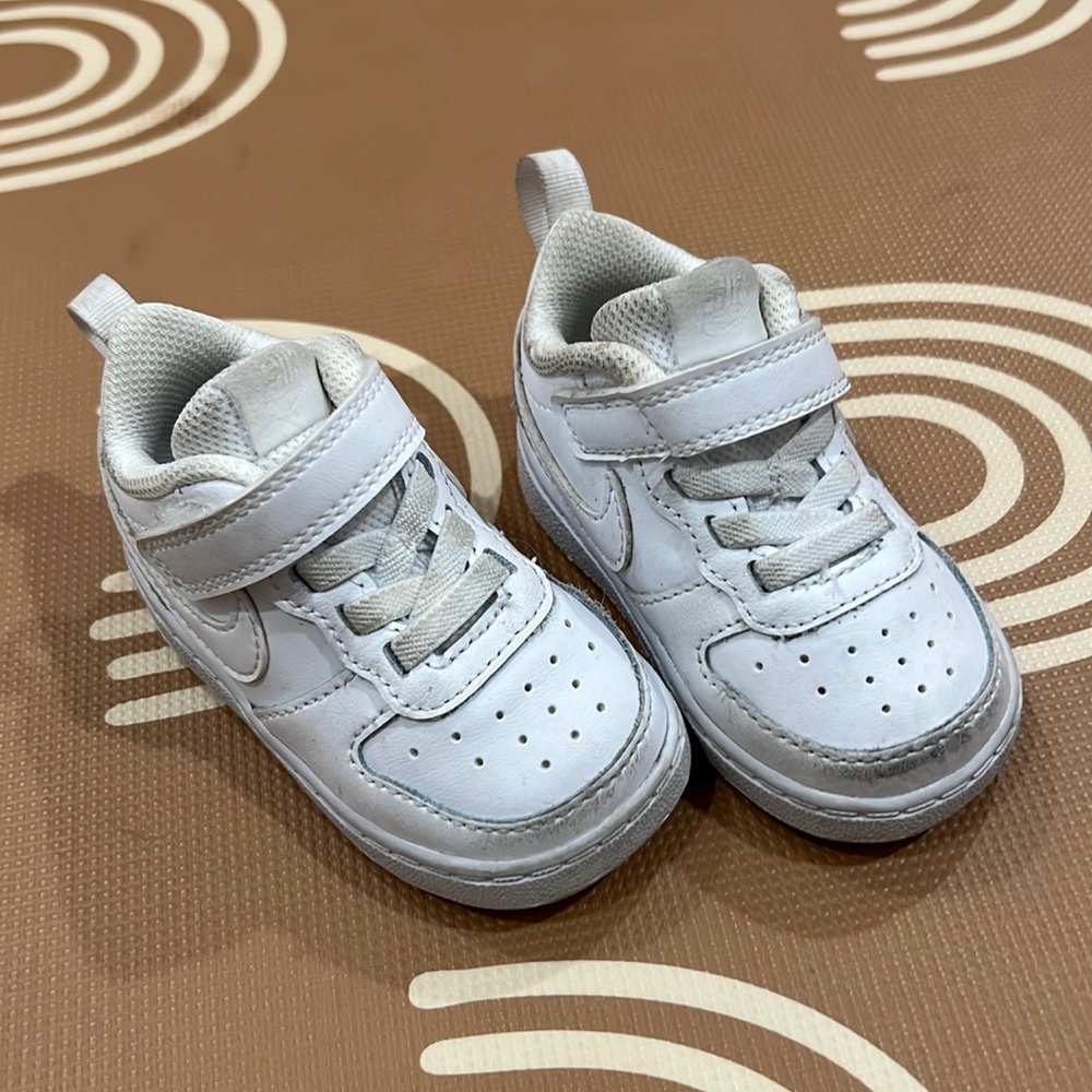 Toddler Nike shoes. White. Size 4